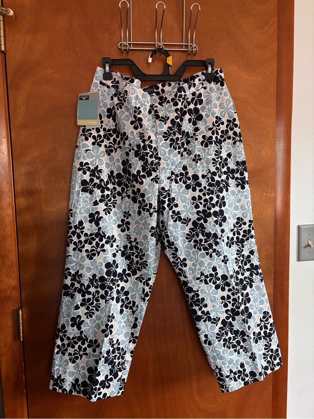 Dockers Women's Light Blue and Navy Floral Cropped Pants